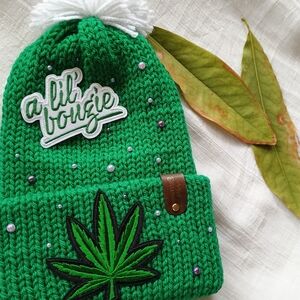 🥦 SOFT GRUNGE 🥦  NWOT, Y2K Maximalist, winter beanie w pom pom, Mean Girl Chic